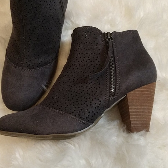 Report Fotwear Merle Faux Suede Perforated Booties - Picture 6 of 9
